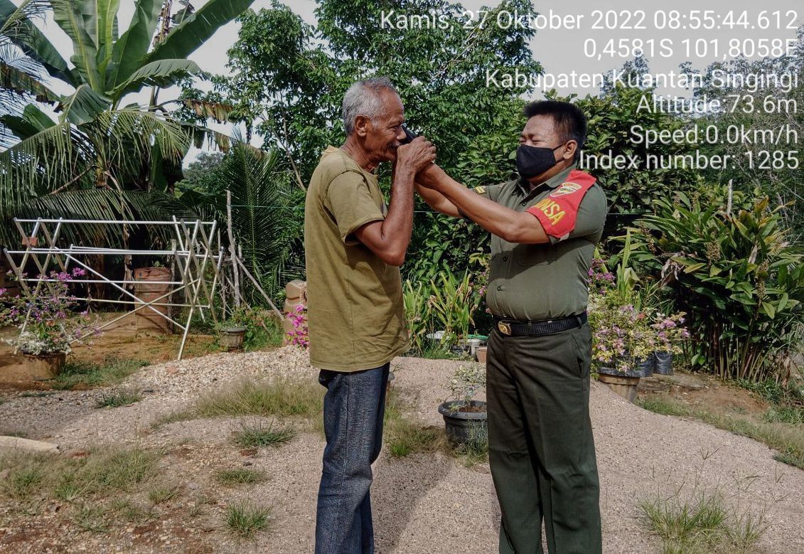 Di Pasar Inuman Kecamatan Inuman Sertu Heriyus Saputera Babinsa Koramil 06/ Cerenti Kodim 0302/ Inhu Bagikan Masker  Kepada Warga