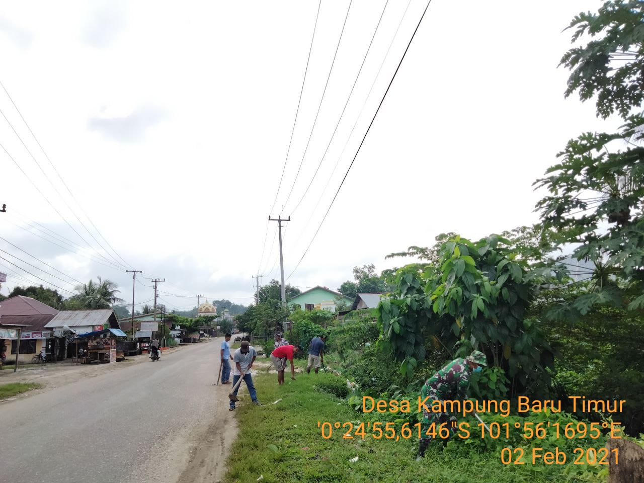 Babinsa Koramil 06/Cerenti Dim 0302/Inhu Melaksanakan Gotong Royong Pembersihan Parit Dan Rumput Liar 