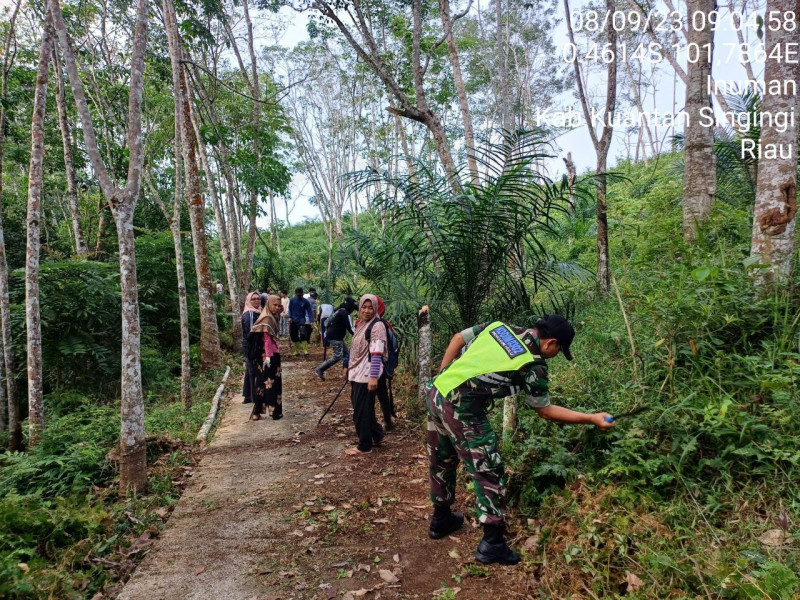 Jalin Kebersamaan Babinsa Koramil 06/Cerenti Dim 0302/Inhu Gotong Royong Bersama Warga Untuk Membersihkan Lingkungan Diwilayah di Koto Inuman Kecamatan Inuman