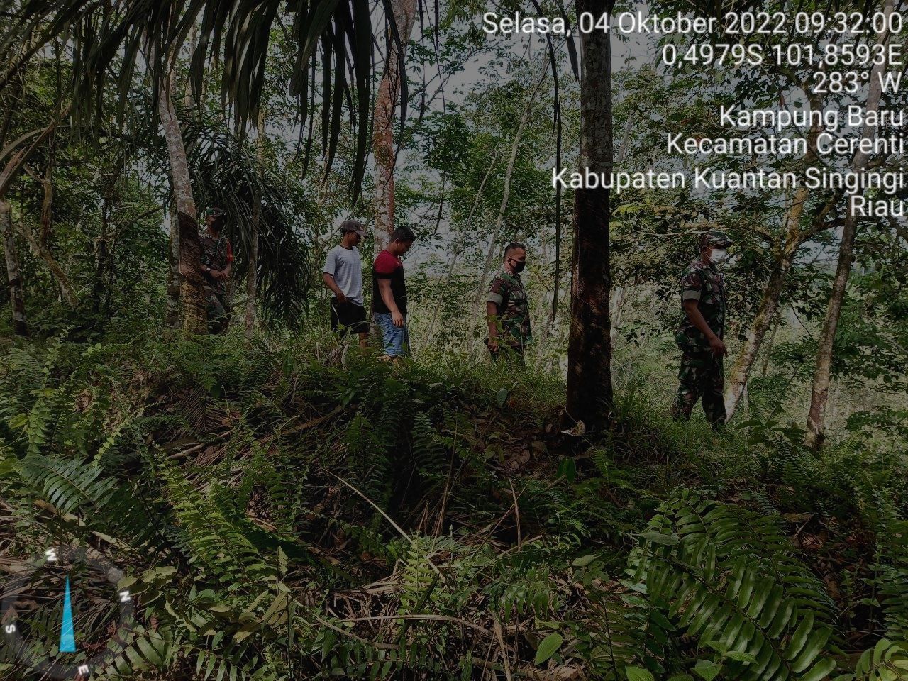 Kopda Mohammad Soleh Babinsa Koramil 06/ Cerenti Kodim 0302/Inhu dan Anggota Lainnya Laksanakan Patroli  Bersama Warga Binaannya