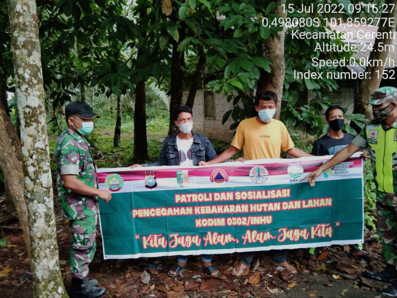 Sertu Efison Babinsa Koramil 06/Cerenti Kodim 0302/Inhu Laksanakan Patroli Untuk Cegah Kebakaran Hutan Dan Lahan