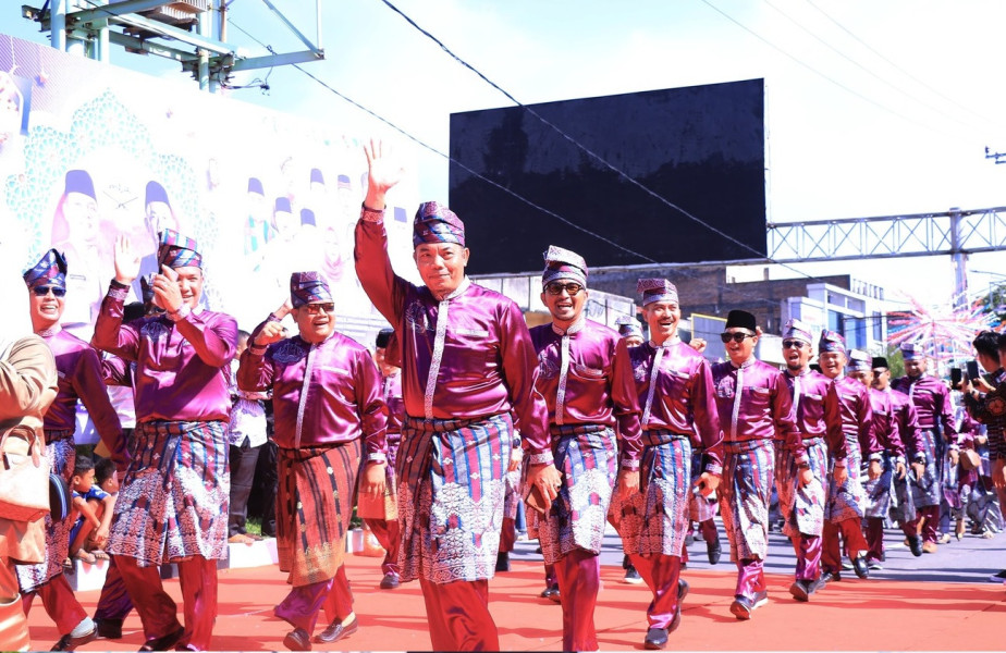 Kepala BKPSDM Irwan Suryadi Ikut Semarakkan Pawai Taaruf MTQ Riau di Dumai