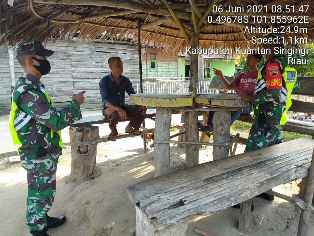 Babinsa Koramil 06/Cerenti Berikan Edukasi Pencegahan Covid-19 Di Desa Binaan