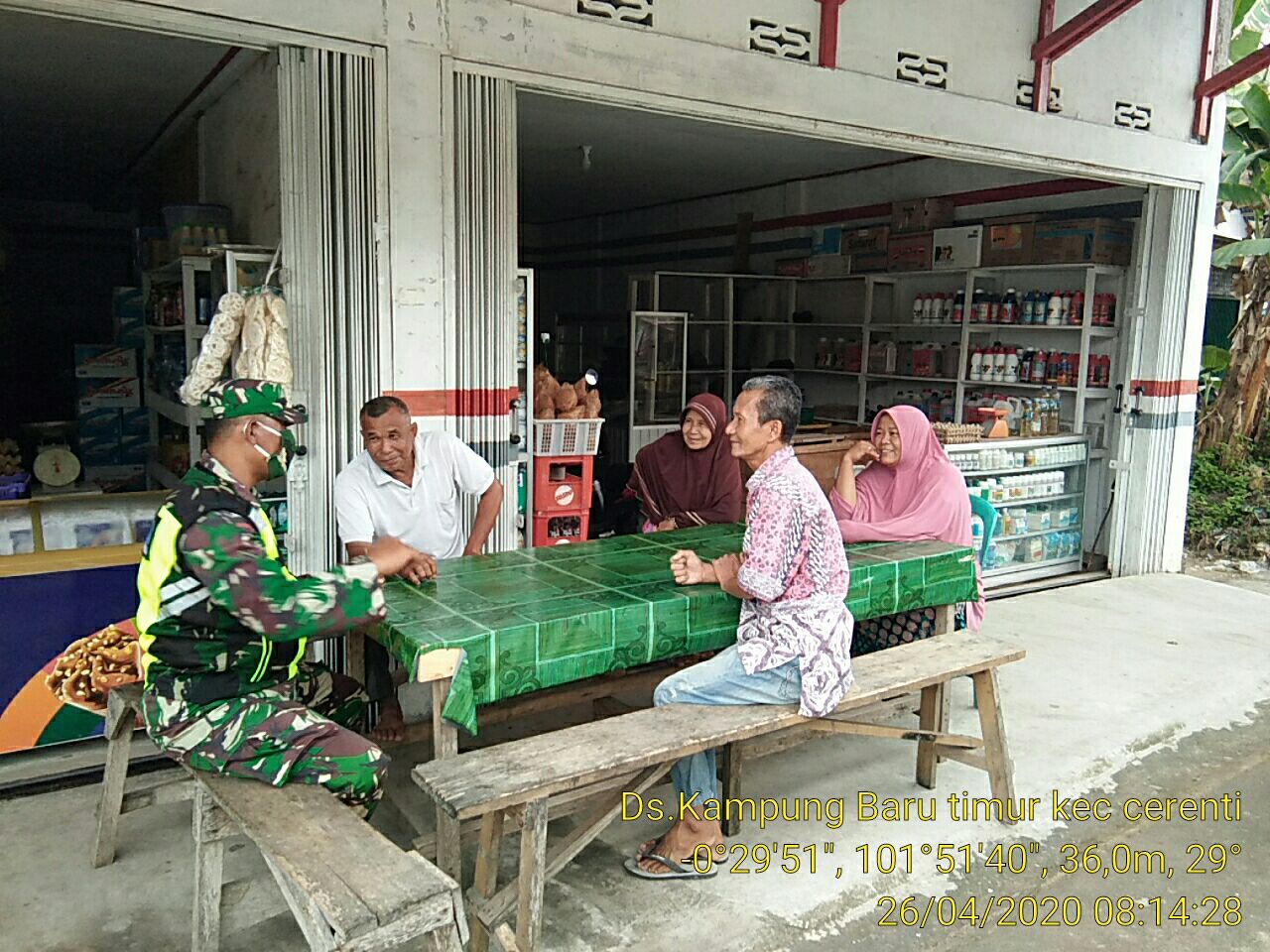 Komsos Ke Desa Binaan, Babinsa Koramil 06/Cerenti Dim 0302/Inhu Ingatkan Warga Tetap Waspada Terhadap COVID-19.