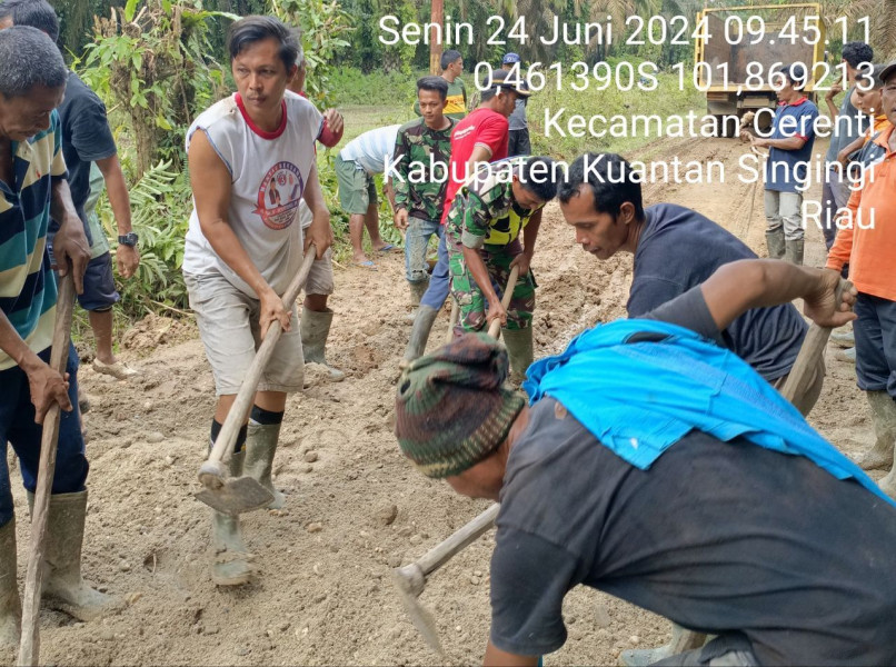 Babinsa Koramil 06/Cerenti Kodim  0302/Inhu Melaksanakan Gotong Royong Penimbunan Jalan Di Kecamatan Cerenti Kabupaten Kuantan Singingi