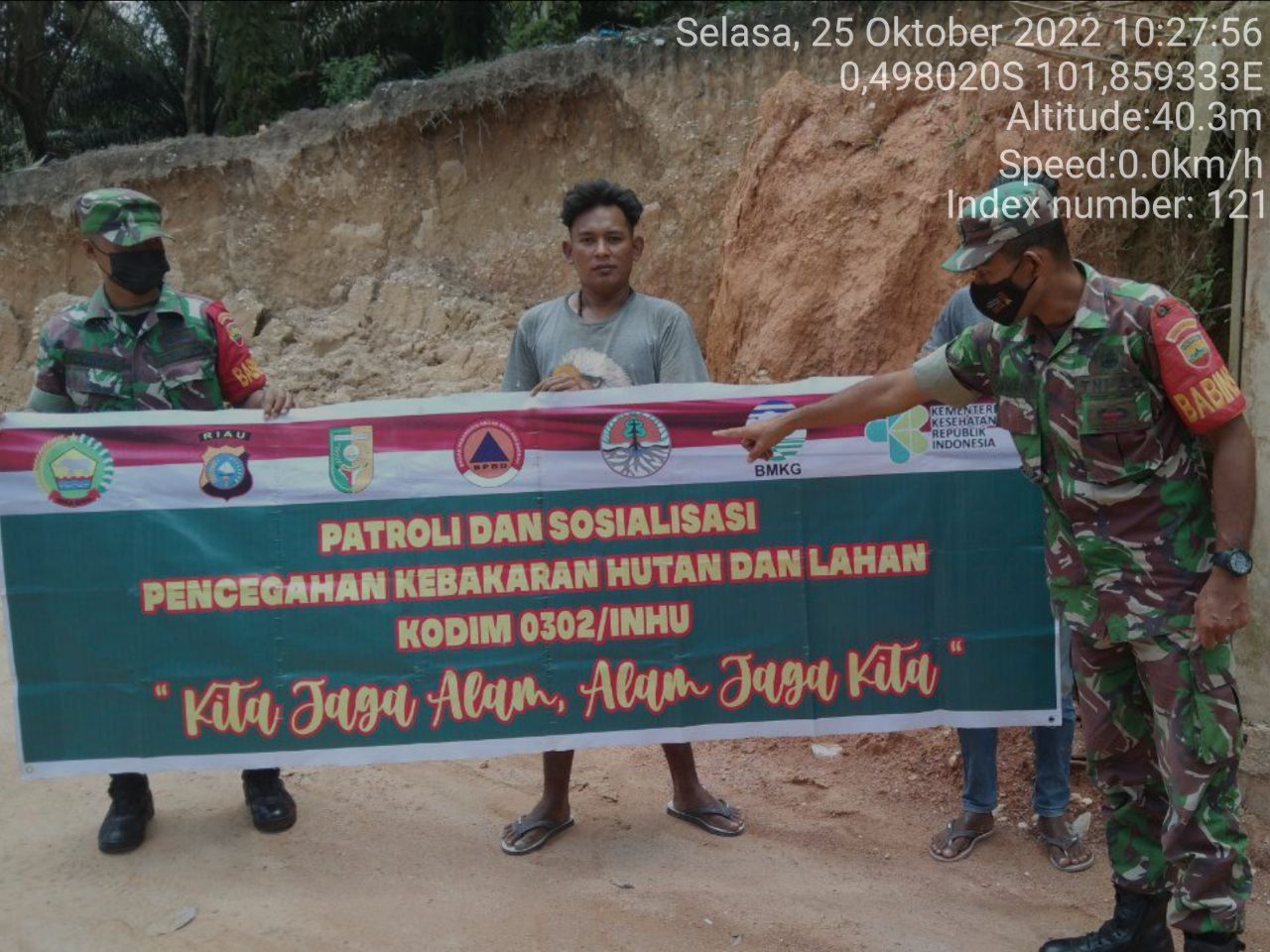 Tingkatkan Pengawasan Karlahut, Babinsa Koramil 06/ Cerenti Dim 0302/ Inhu Laksanakan Patroli dan Sosialisasi Kepada Masyarakat di Desa Pulau Jambu Kecamatan Cerenti Kabupaten Kuantan Singingi 
