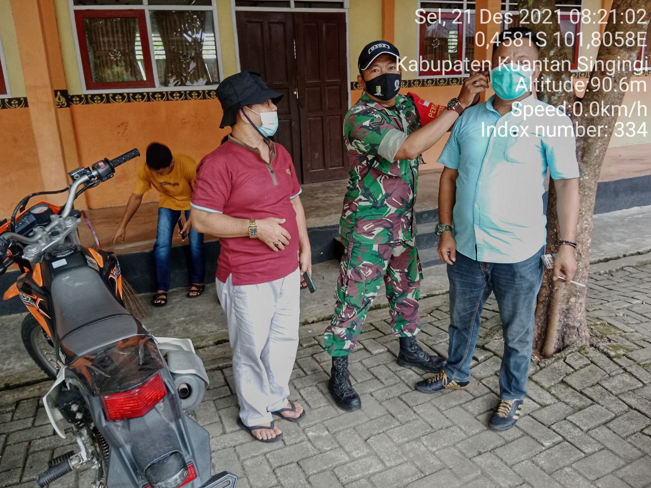 Babinsa Koramil 06/Cerenti Kodim 0302/Inhu Membagikan Masker Untuk Masyarakat di Pulau Sipan Kecamatan Inuman