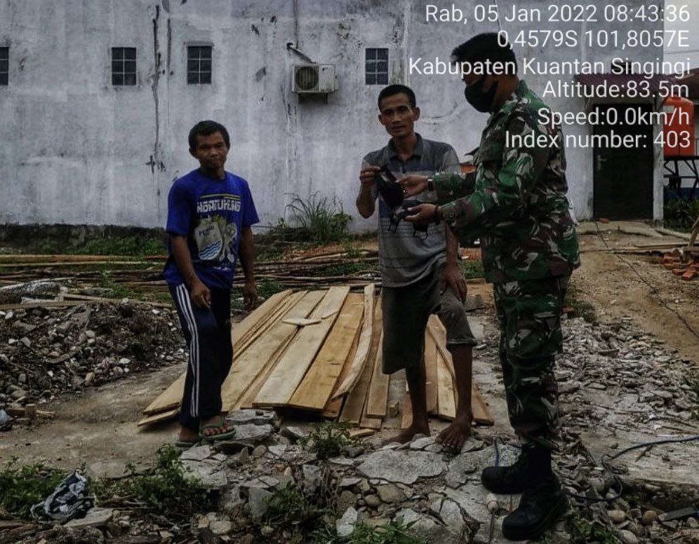 Babinsa Koramil 06/Cerenti Kodim 0302/ Inhu, Bagikan Masker Kepada Warga di Desa Ketaping Jaya Kecamatan Inuman Kabupaten Kuansing