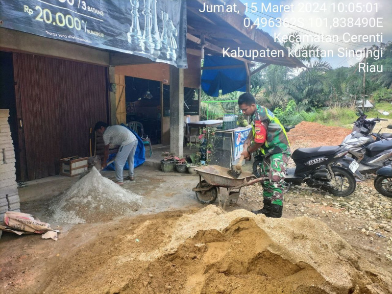 Babinsa Koramil 06/Cerenti Kodim 0302/Inhu Membuat Jembatan eKe Rumah Warga Di Desa Tanjung Medan 