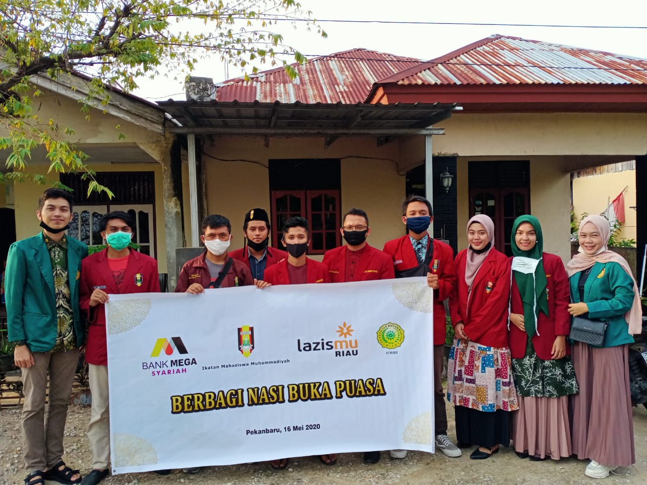 DPD IMM Riau Bagikan Ratusan Paket Nasi Berbuka Puasa