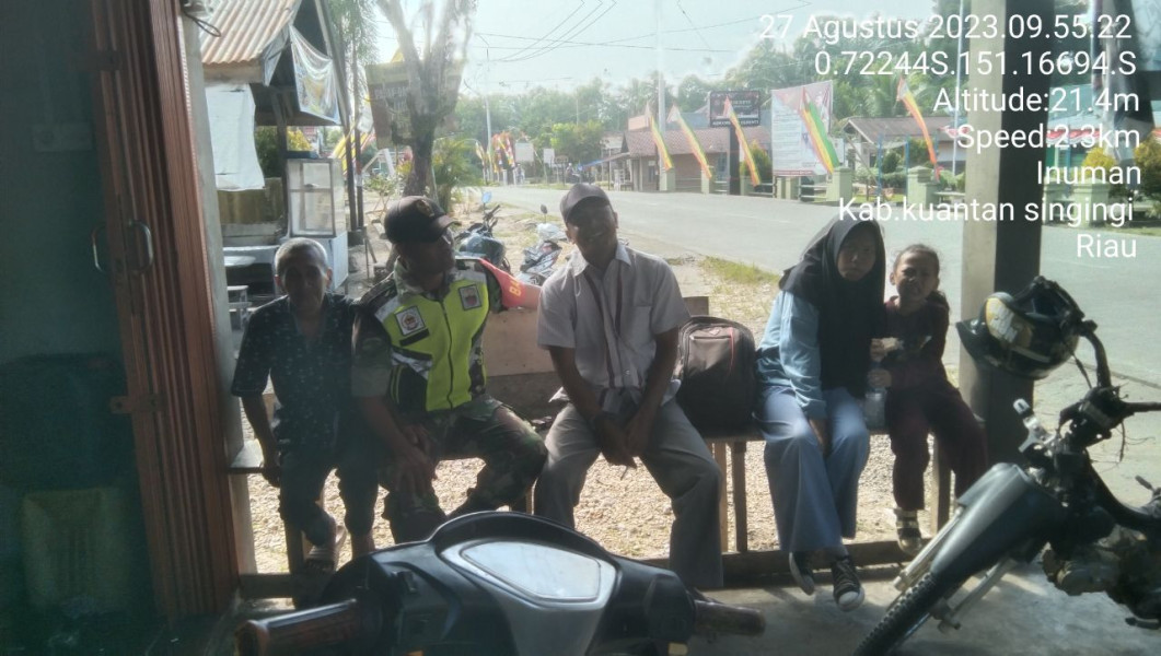 Babinsa Koramil 06/Cerenti  Kodim 0302/Inhu Untuk Menjaga Keakraban Dengan Warga,Babinsa Komsos Mempererat Tali Silaturahmi Di Desa Binaan Desa Sigaruntang