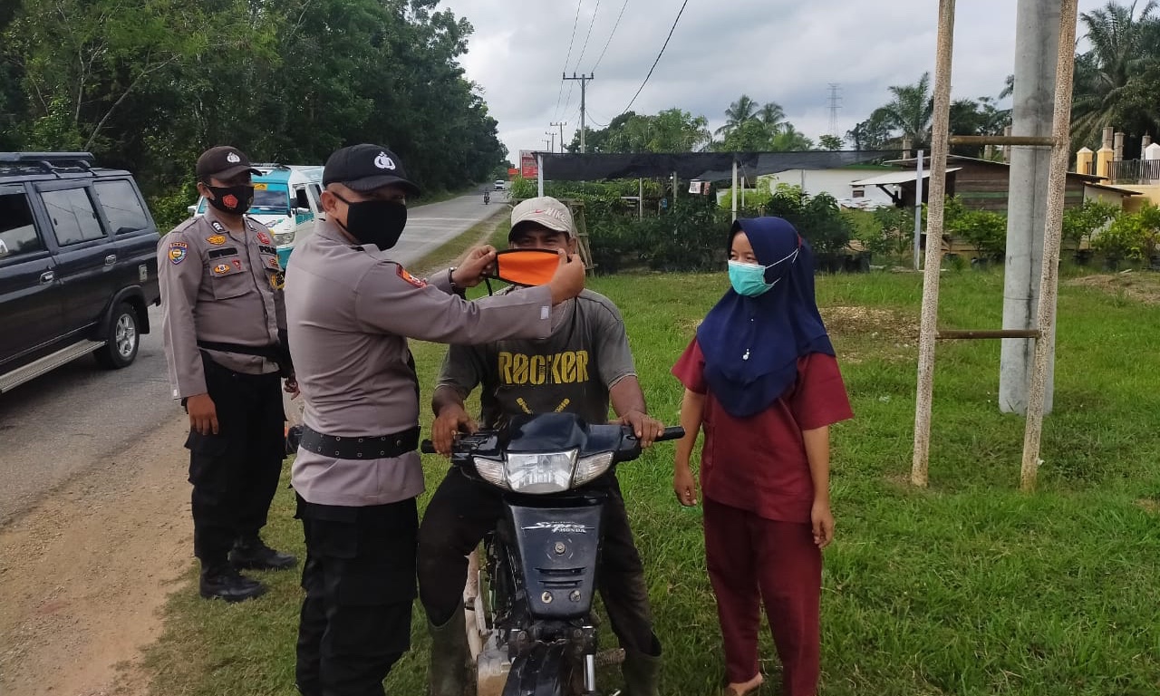 Polsek Pangkalan Lesung Bekerjasama dengan Puskesmas Bagikan Masker