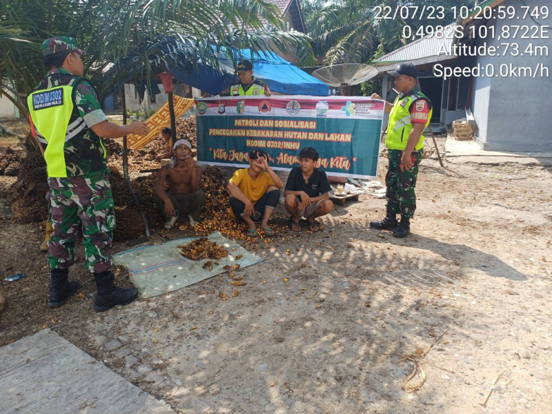 Di Desa Pesikaian Kecamatan Cerenti Babinsa Koramil 06/Cerenti Kodim 0302/Inhu Laksanakan Patroli dan Sosialisasi Karlahut Kepada Masyarakat