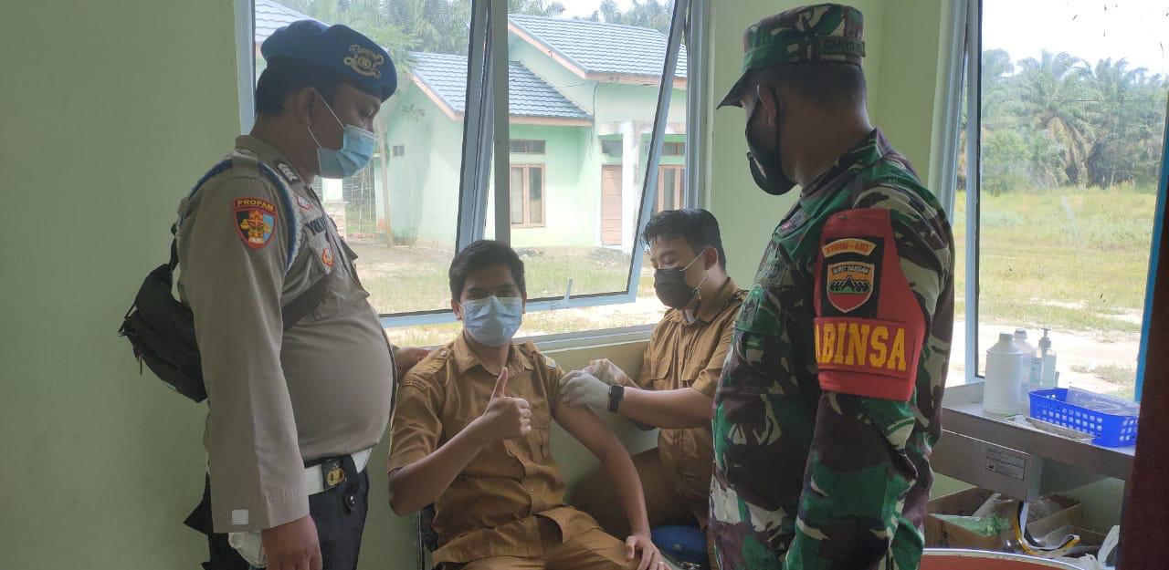 Kapolsek Kerumutan Monitor Pelaksanaan Vaksinasi Covid-19 untuk Tenaga Pendidik