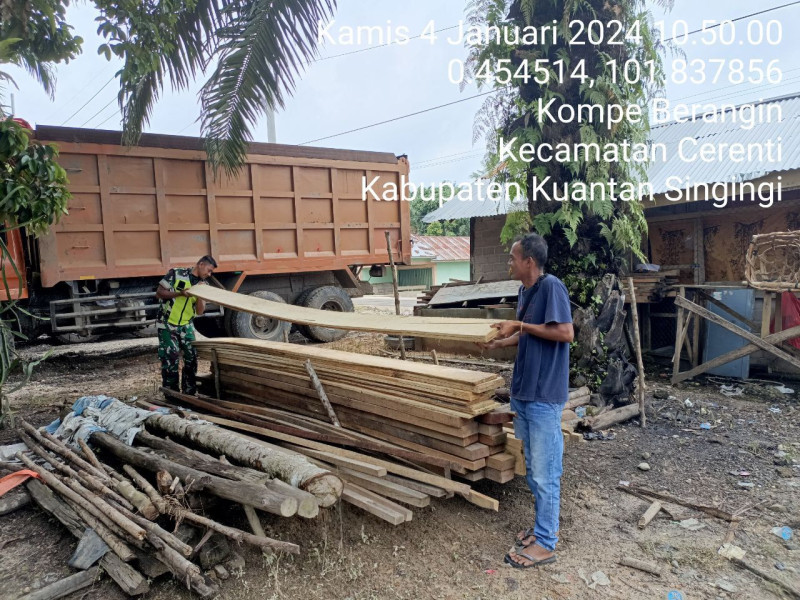 Babinsa Koramil 06/Cerenti  Kodim 0302/Inhu Bantu  Warga Membangun Rumah Warga Desa Kompe Berangin Kecamatan Cerenti Kabupaten Kuantan Singingi