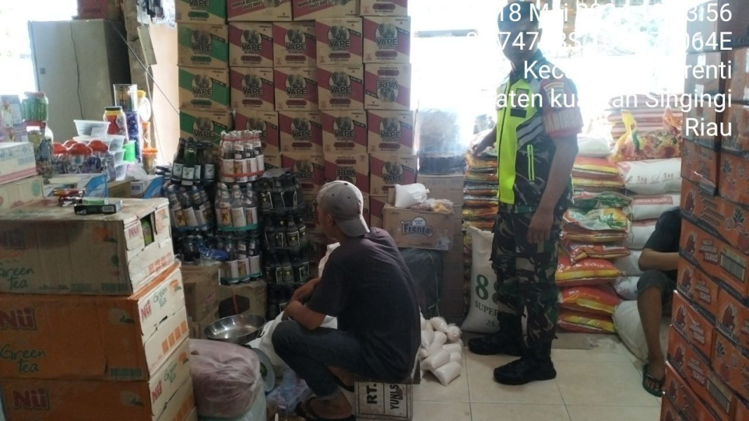 Babinsa Koramil 06/Cerenti Kodim 0302/Inhu Pastikan Harga Sembako Stabil Babinsa Cek Harga Sembako Di Toko-toko Warga Desa Pulau Bayur 