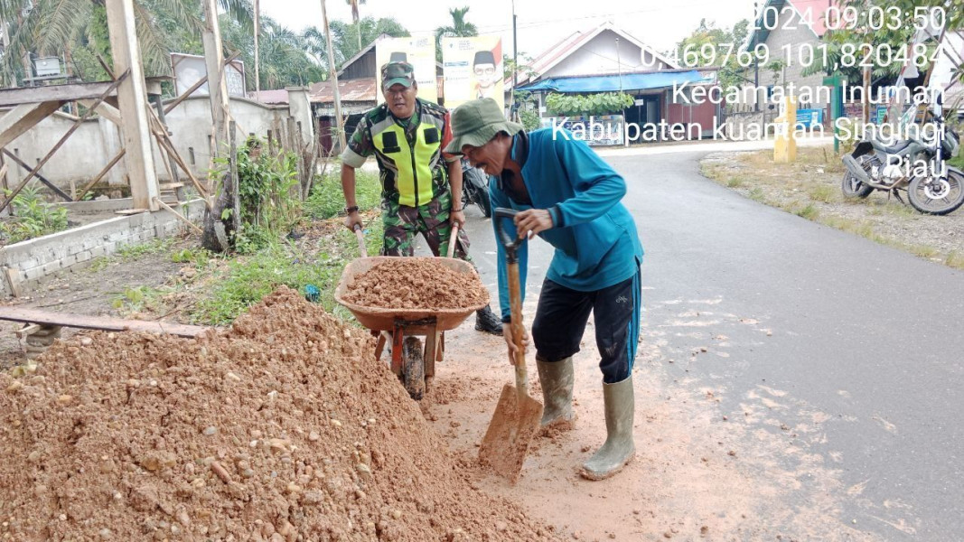 Babinsa Koramil 06/ Cerenti Kodim 0302/Inhu  Bergotong Royong  Dengan Masyarakat Desa Banjar Nantigo