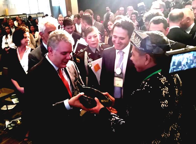 Bupati Alfedri Beri Hadiah Tanjak Siak ke Presiden Kolombia