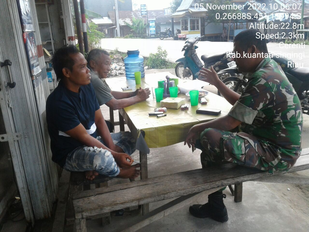 Babinsa Koramil 06/Cerenti Kodim 0302/Inhu Komsos Dengan Warga Binaan Desa Tanjung Medan, Agar Tetap Menjaga Protokol Kesehatan