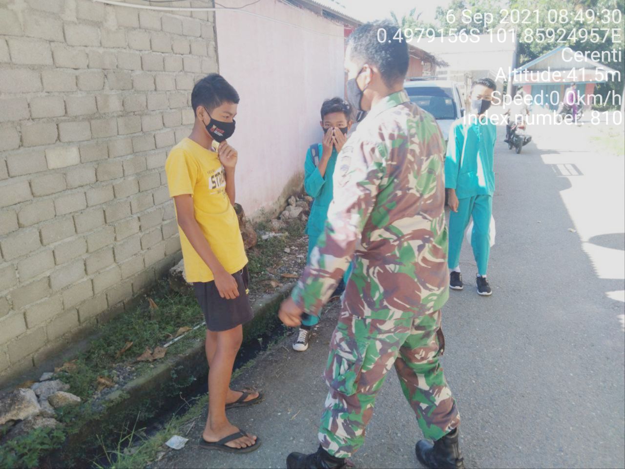 Babinsa Koramil 06/Cerenti Kodim 0302/Inhu Bagikan Masker Upaya Meminimalisir Penyebaran Covid-19 Kepada Anak-anak Sekolah di Desa Kompe Berangin Kecamatan Cerenti