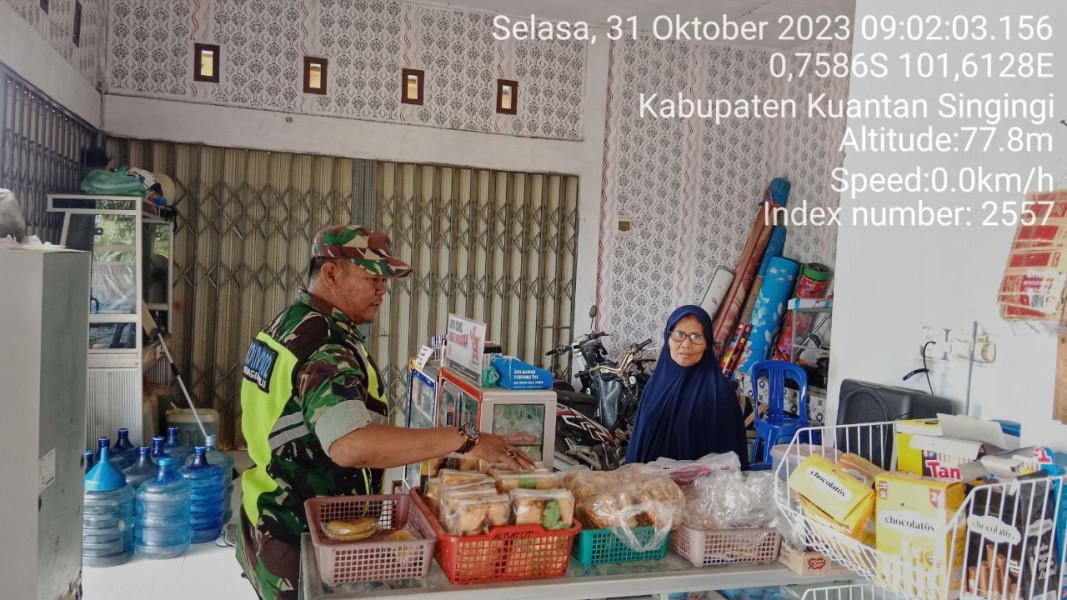 Babinsa Koramil 06/Cerenti Kodim 0302/Inhu Serka Heriyus Saputera Pantau Harga Kebutuhan Pokok Di Kedai-kedai Wilayah Kecamatan Inuman