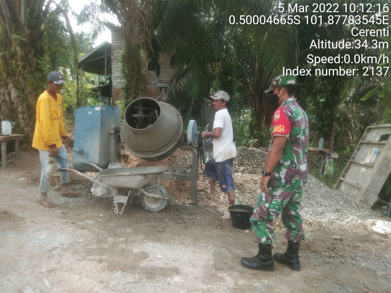 Babinsa Koramil 06/Cerenti  Kodim 0302/Inhu Gotong Royong Mengecor Rumah Warga di Desa Koto Cerenti