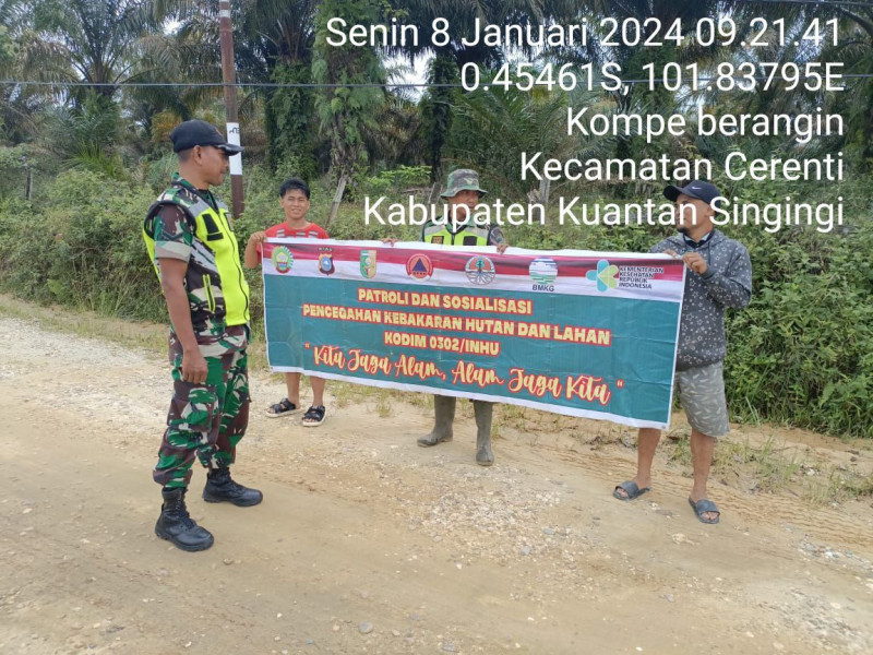 Babinsa Koramil 06/Cerenti Dim 0302/Inhu Laksanakan Patroli dan Sosialisasi Karhutla Di Desa Kompe Berangin Kecamatan Cerenti, Kabupaten Kuantan Singingi Upaya Pencegahan Karhutla