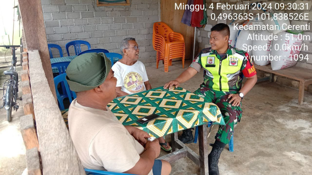 Pratu Chumaidi Babinsa Koramil 06/Cerenti Kodim 0302/Inhu Komsos Bersama Masyarakat Jelang  Pemilu 2024  Di Desa Tanjung Medan Kecamatan Cerenti