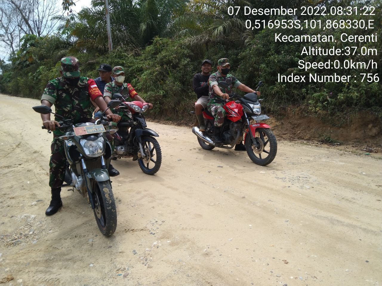 Babinsa Koramil 06/Cerenti Kodim 0302/Inhu di Desa Pulau Bayur Kecamatan Cerenti Laksanakan Patroli Untuk Cegah Kebakaran Hutan Dan Lahan