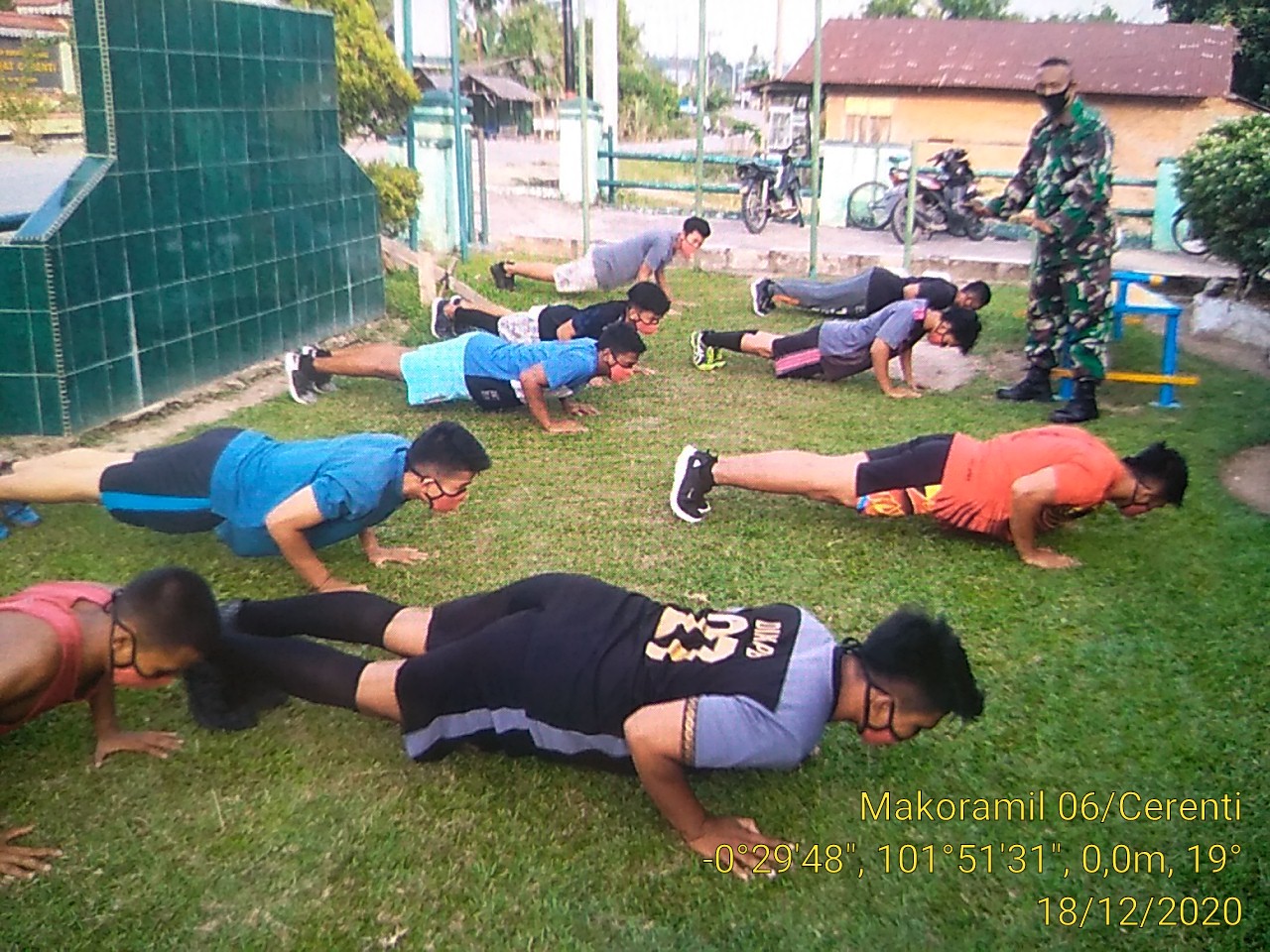 Babinsa Koramil 06/Cerenti Dim 0302/Inhu Latih Pemuda Calon Prajurit TNI AD