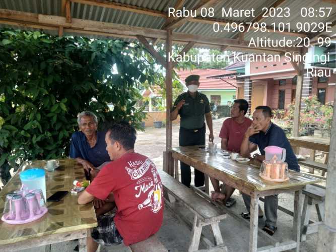 Babinsa Koramil 06/Cerenti Kodim 0302/Inhu Serda Juanda di Desa Tanjung Medan Komsos Dengan Warga Binaan Memberikan Pengertian Tentang Pentingnya Menjaga Keamanan Lingkungan