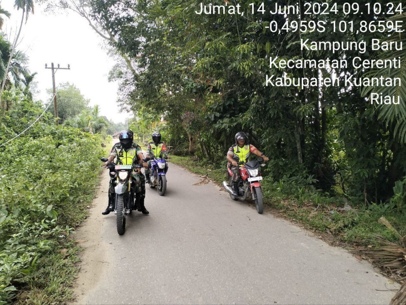 Pratu Chumaidi Bersama Anggota Babinsa Koramil 06/Cerenti Kodim 0302/Inhu Lainnya Laksanakan Patroli Cegah Kebakaran Hutan Dan Lahan