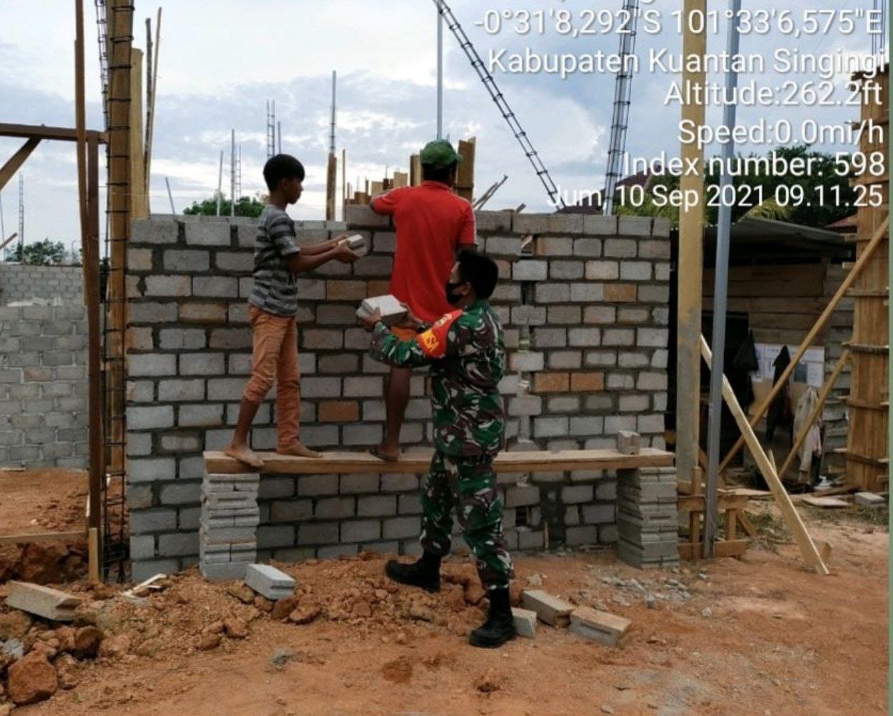 Babinsa Koramil 06/Cerenti Kodim 0302/ Inhu Bersama Masyarakat Gotong Royong di Desa Pulau Sipan