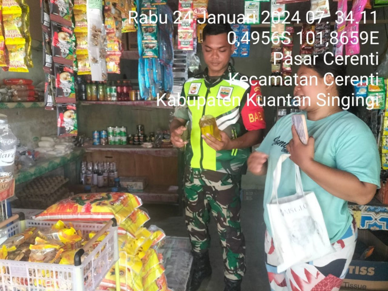 Pratu Teguh Babinsa Koramil 06/Cerenti Kodim 0302/Inhu  Pantau Perkembangan Harga Kebutuhan Pokok Di Kecamatan Cerenti Kabupaten Kuantan Singingi