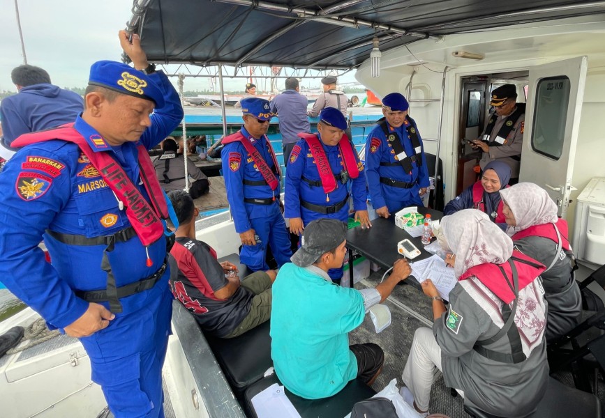 Bakti Sosial Polres Dumai Warnai Peringatan Hari Bhayangkara ke-79 di Perairan Pesisir