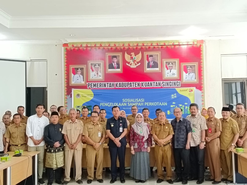 Buka Sosialisasi Pengelolaan Sampah Perkotaan, Bupati Suhardiman Amby Saatnya Sampah Memberi Manfaat