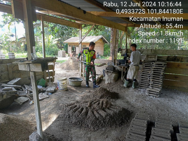 Babinsa Koramil 06/Cerenti  Kodim 0302/Inhu Membuat Batako Bersama Warga Desa Bedeng Sikuran Kecamatan Inuman Kabupaten Kuantan Singingi