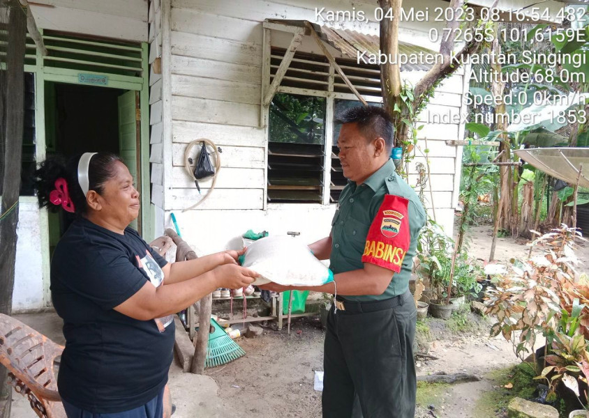 Babinsa Koramil 06/Cerenti Kodim 0302/Inhu Memberi Bantuan Sembako Untuk Masyarakat Di Wilayah Teritorialnya