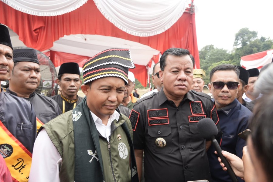 Menteri Kehutanan Raja Juli Antoni Tiba di Kuansing, Langsung Serahkan SK Perhutanan Sosial Hutan Adat Imbo Laghangan Kepada Masyarakat Hukum Adat Kenegerian Jake 
