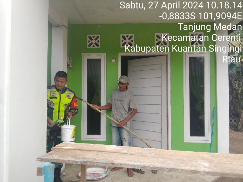 Babinsa Koramil 06/Cerenti Kodim 0302/Inhu Bantu Masyarakat Desa Binaan Melakukan Pengecatan Rumah