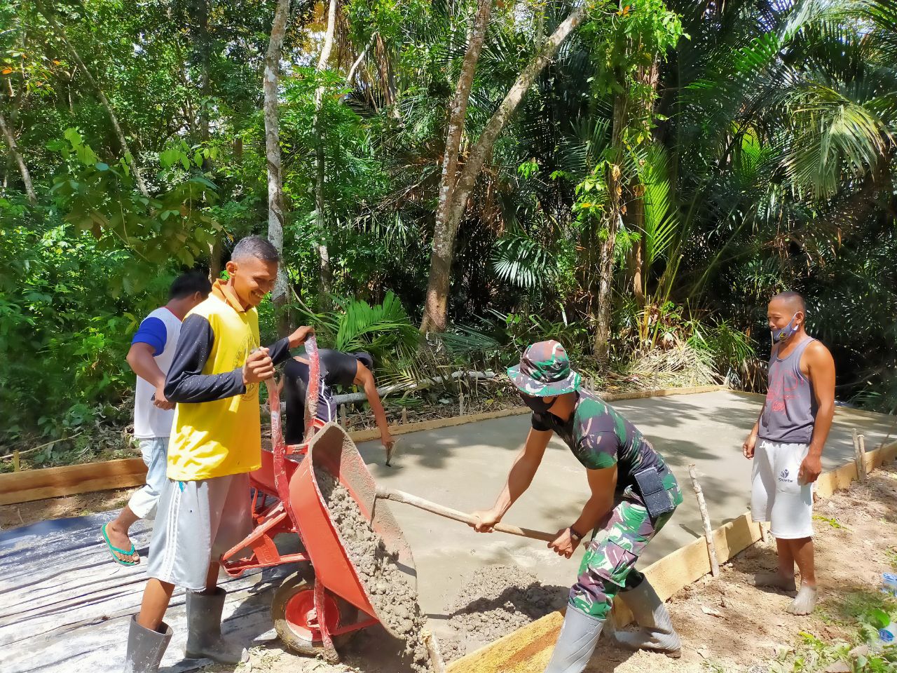 Sertu Parman Anggota Koramil 07 Kuantan Hilir Dim 0302 Inhu Gotong Royong Semenisasi Jalan Desa Tanjung Pisang