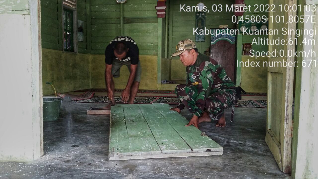 Babinsa Koramil 06/Cerenti Kodim 0302/Inhu Gotong Royong Memperbaiki Pintu Musholla di Desa Seberang Pulau Busuk