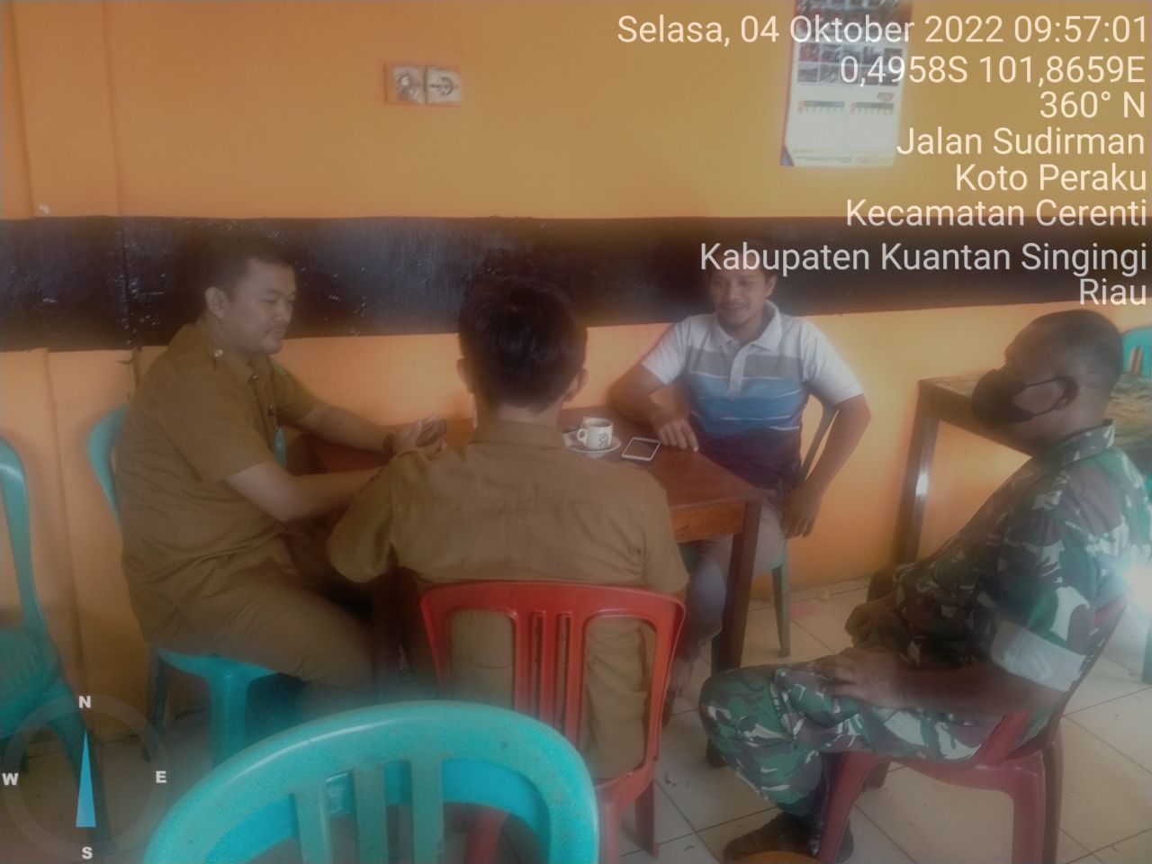 Babinsa Koramil 06/Cerenti Kodim 0302/Inhu Sertu Pirman Komsos Dengan Warga Binaan Memberikan Pengertian Tentang Pentingnya Menjaga Protokol Kesehatan di Kelurahan Koto Peraku