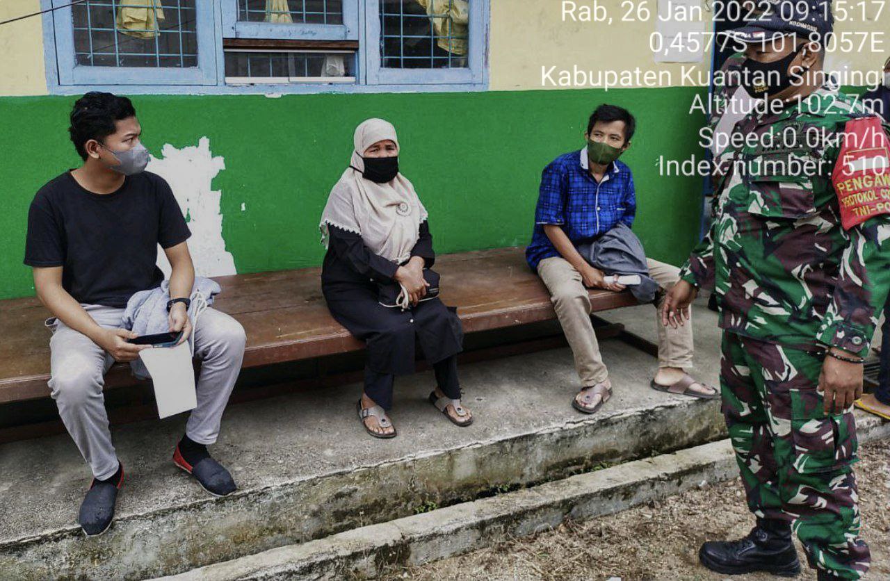 Babinsa Koramil 06 /Cerenti Kodim 0302/ Inhu Komsos Dengan Warga di Desa Lebuh Lurus Kecamatan Inuman Kabupaten Kuansing