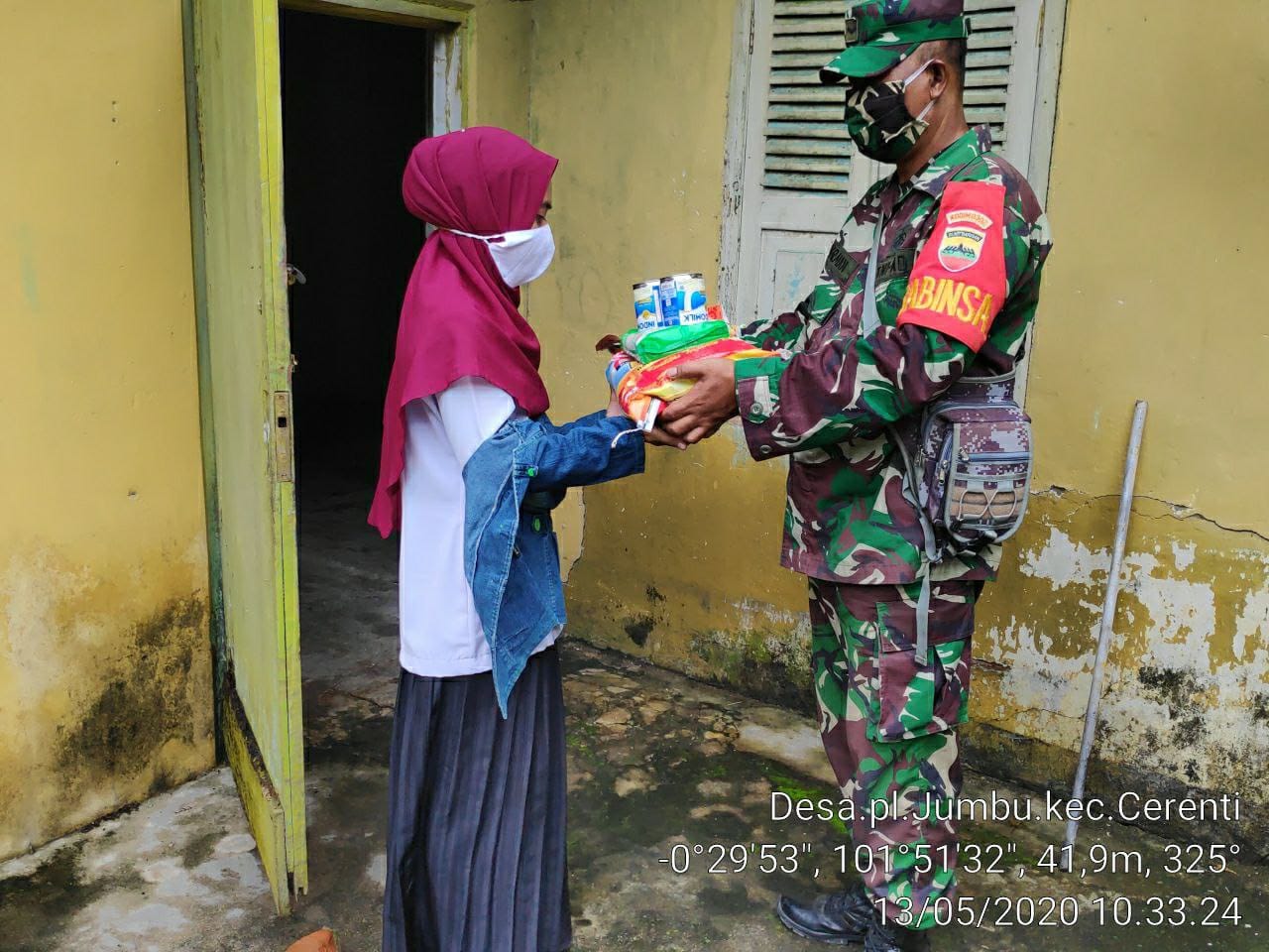 Serda Firman Anggota Koramil 06/Cerenti Dim 0302/Inhu Bagikan Sembako Gratis Kepada Masyarakat Kurang Mampu.