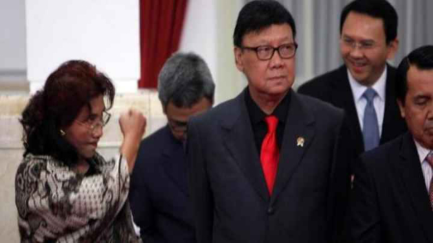 Beredar Foto Menteri Susi Arahkan Bogem ke Ahok, Apa yang Terjadi?