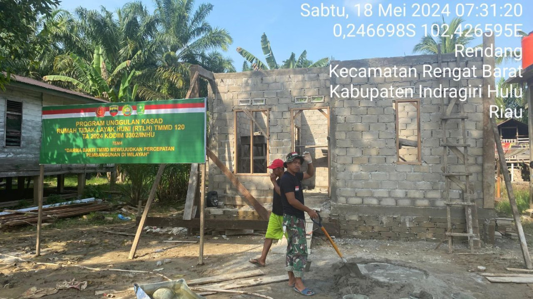 Babinsa Pratu Viko Septadian dan Anggota Lainnya   Membantu Pelaksanaan Program TMMD Ke-120 Kodim 0302/Inhu Di Desa Redang Dalam Kegiatan Pembangunan Rumah 