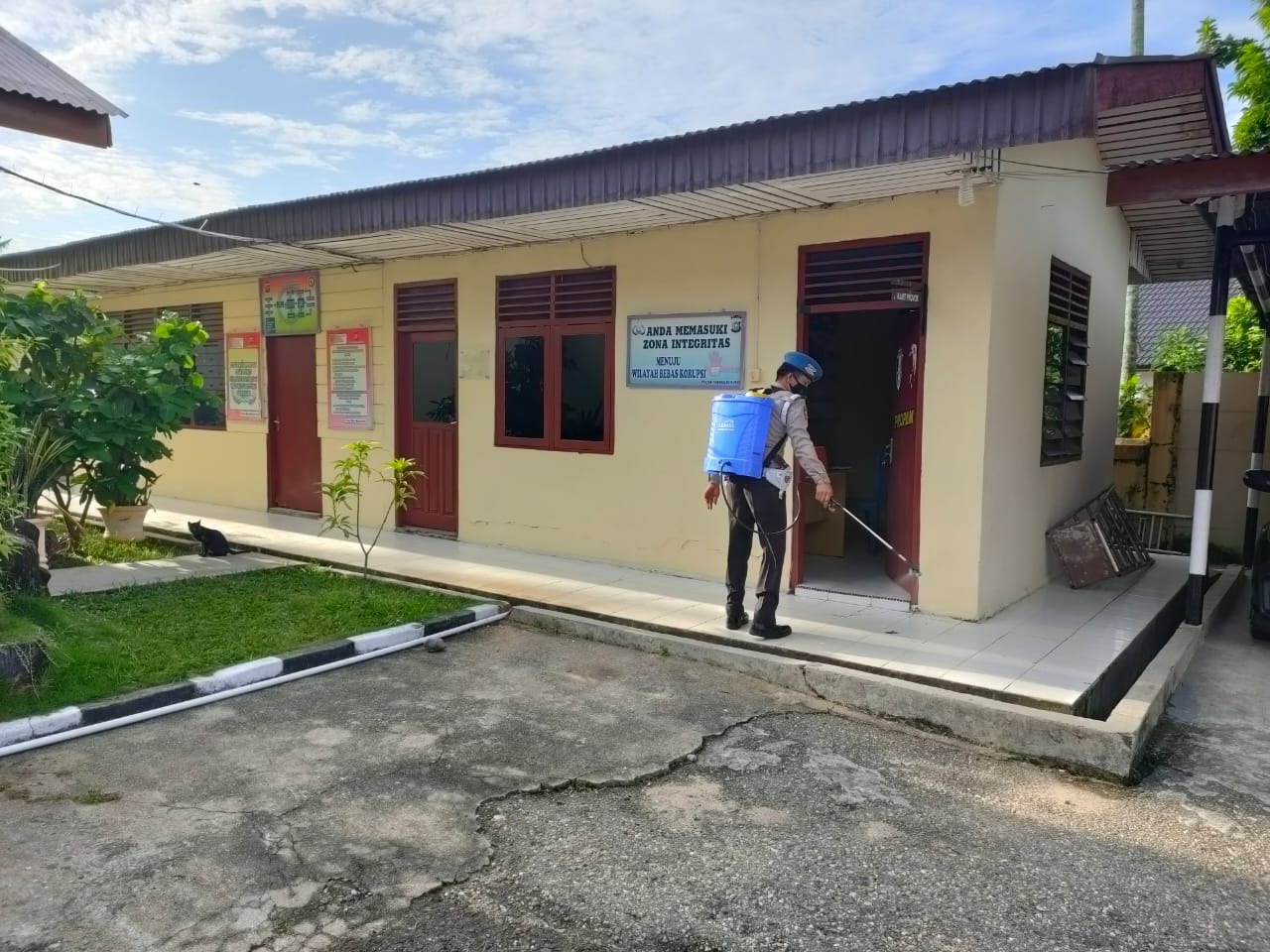 Sterilkan Lingkungan, Polsek Pangkalan Kuras Semprotkan Disinfektan di Kantor