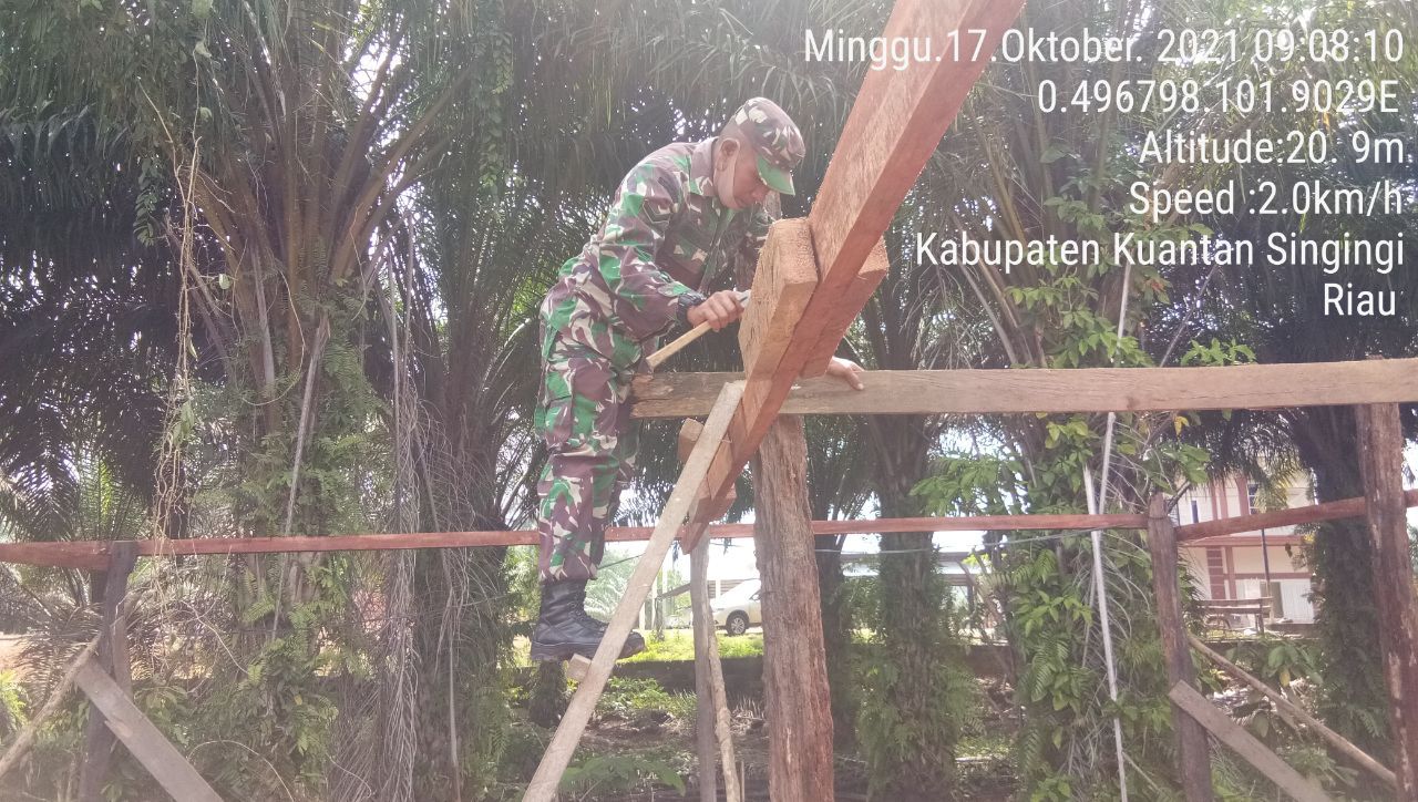 Babinsa Koramil 06/Cerenti Kodim 0302/Inhu Membantu Warga Bangun Warung Jualan