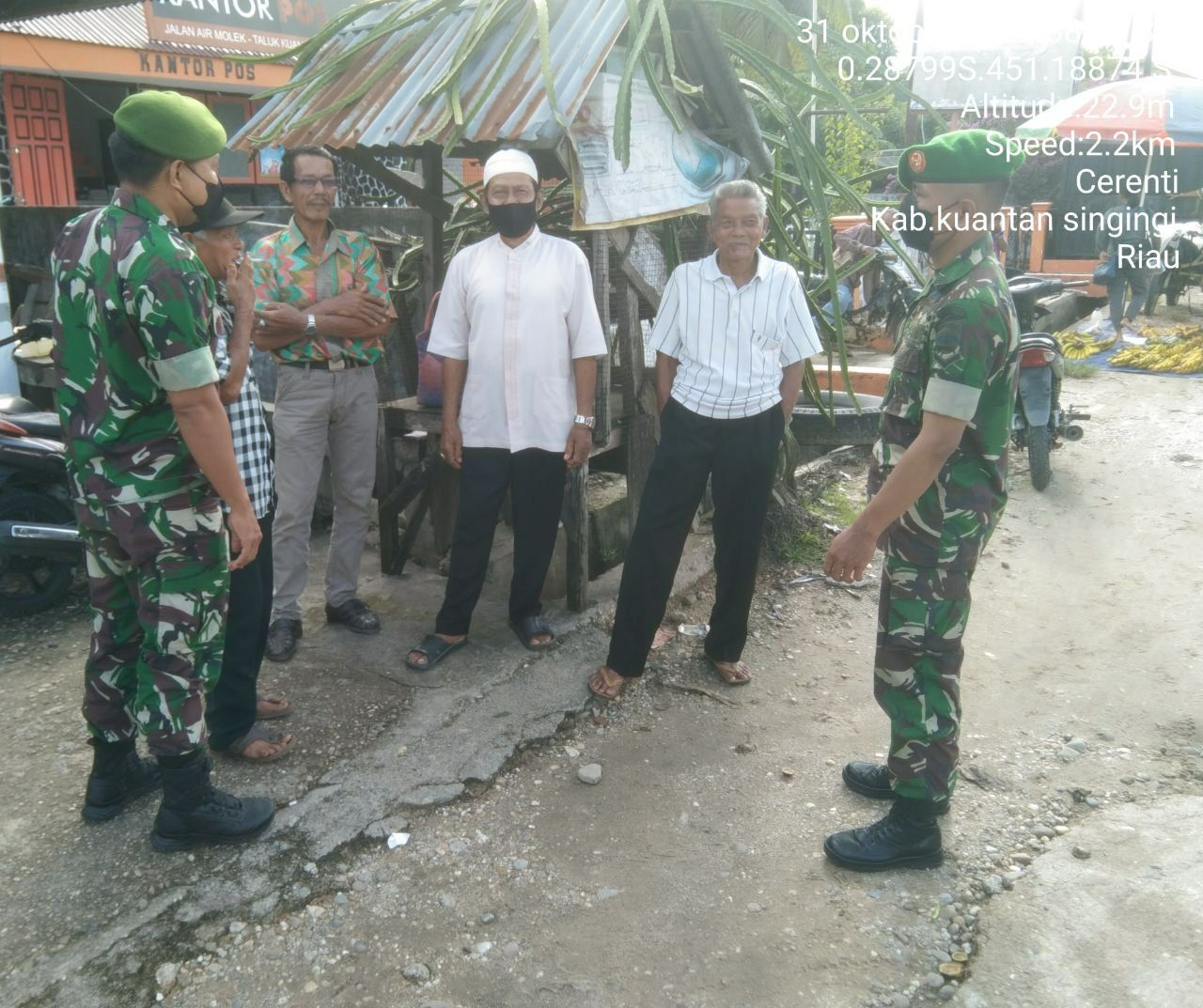 Babinsa Koramil 06/Cerenti Dim 0302/Inhu Berikan Sosialisasi Dan Himbauan Kepada Warga Supaya Tetap Mematuhi Prokes Covid-19 di Pasar Tradisional Kecamatan Cerenti 